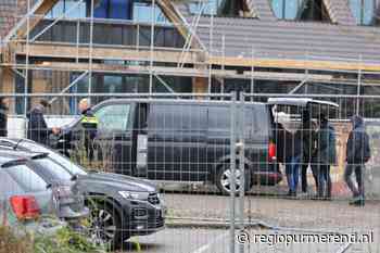 Arrestatieteam haalt persoon van dak bij Hotel Volendam