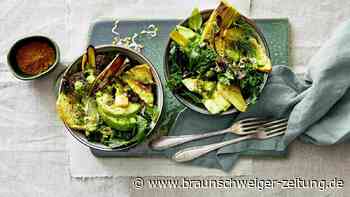 Veggie-Bowl mit geröstetem Knoblauch und Grünkohldressing