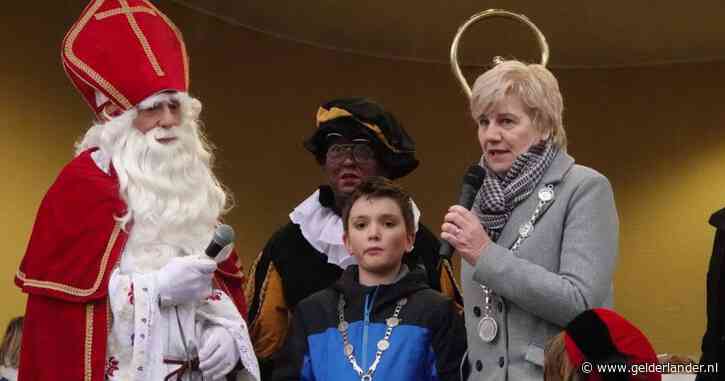 Sint Nicolaas arriveert met rijtuig in Heelsum