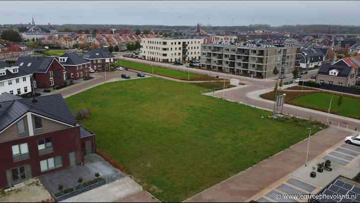 Urk - Lege kavels Oranjewijk Urk zijn doorn in het oog, zak geld voor ontwikkelaar moet oplossing bieden