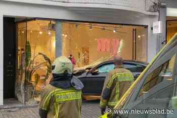 Auto rijdt winkel binnen in centrum Antwerpen: etalage compleet vernield