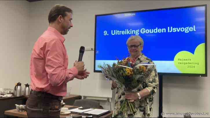 Biddinghuizen - Miep van Hoof krijgt Gouden IJsvogel opgespeld voor jarenlange inzet in Biddinghuizen