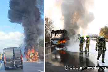 Bus brandt uit op E34: snelweg terug vrijgemaakt, hinder blijft groot