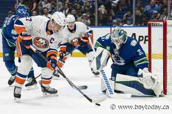 Canucks' home woes continue with 5-2 loss to Islanders