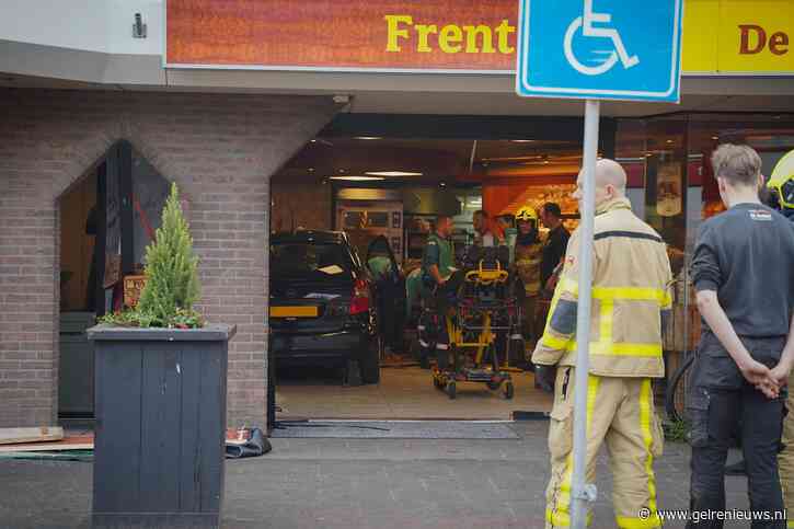 Auto rijdt bakker binnen, meerdere gewonden