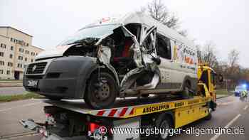 Unfall im Berufsverkehr: Mindestens eine Person bei Kollision verletzt