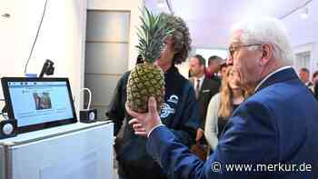 Bundespräsident testet intelligenten Kühlschrank mit Ananas