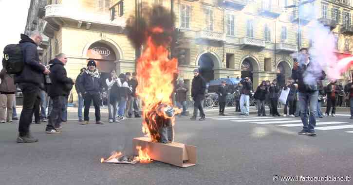 Studenti in piazza per il No Meloni Day, a Torino bruciato un fantoccio con l’immagine del ministro Valditara – il video