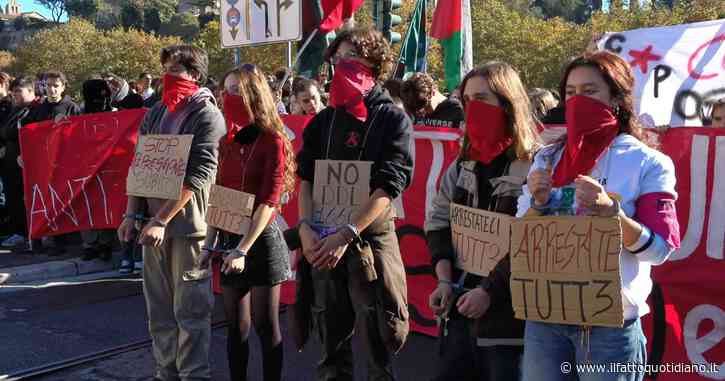 No Meloni Day, a Roma studenti con le manette e le bocche imbavagliate per protestare contro il ddl Sicurezza