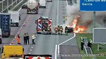 Auto in brand op de A58: twee rijstroken dicht, drie kwartier vertraging