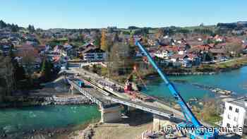 Lechbrücke Gründl: Überbau der Behelfsbrücke erfolgreich eingehoben