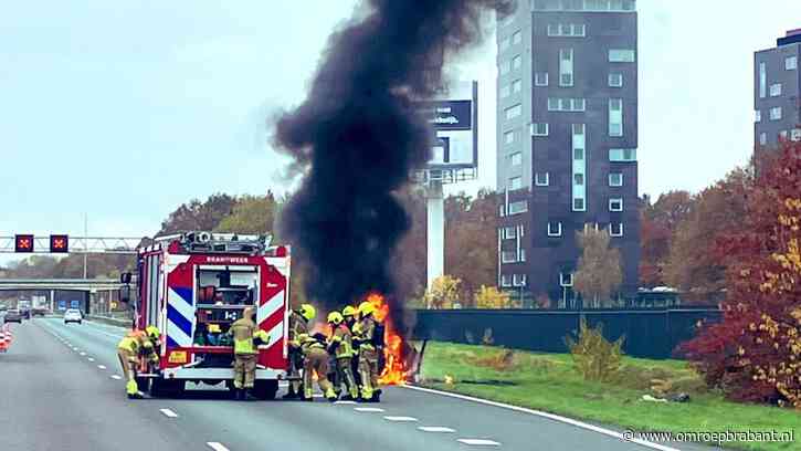 Auto in brand op de A58: twee rijstroken dicht, ruim uur vertraging