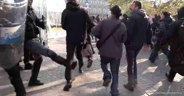 No Meloni Day, tensione a Torino tra manifestanti e polizia: il momento in cui un agente fa lo sgambetto a uno studente