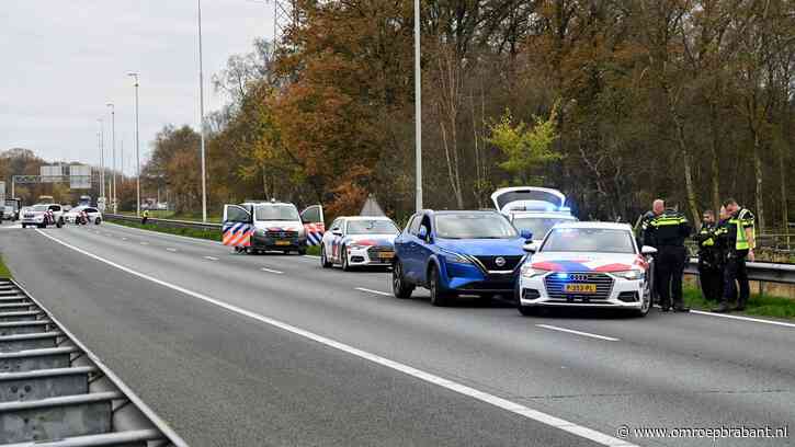 Man ramt twee politiewagens op A58 tijdens wilde achtervolging