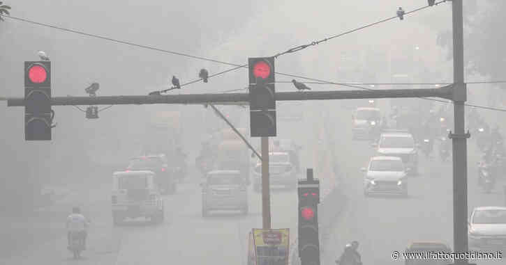 India e Pakistan soffocano nello smog, valori oltre 100 volti i limiti. Bambini a rischio, scuole chiuse