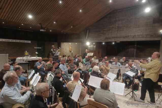 Fanfare en harmonie spelen samen concert met Lady Linn