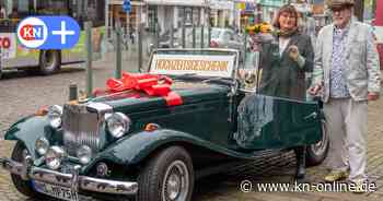 Ein Oldtimer als Hochzeitsgeschenk vor Standesamt Neumünster