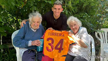 Lucas Torreira visitó a Pepe Mujica y le obsequió camiseta de Galatasaray