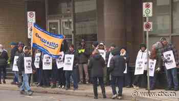 Canada Post workers in Regina, Saskatoon, hit the picket line