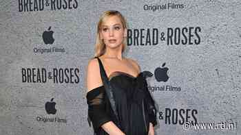 Jennifer Lawrence toont babybuik op rode loper