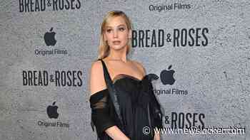 Jennifer Lawrence toont babybuik op rode loper