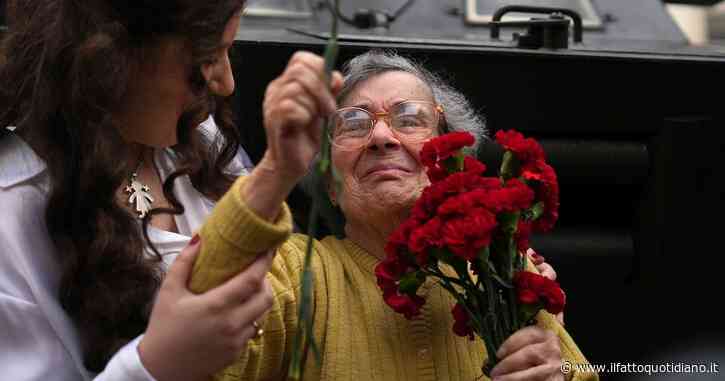 È morta Celeste Caeiro, la donna dei garofani simbolo della rivoluzione in Portogallo: aveva 91 anni