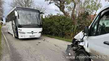 Unfall bei Pfaffing am Freitag - Bus und Transporter krachen eineinader