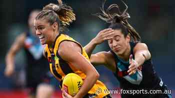 LIVE AFLW: Underdogs keeping pace with hosts in fast-paced cutthroat clash