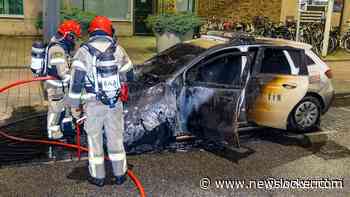 Politieauto in brand gestoken bij bureau in Amsterdam