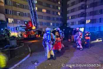 Dak vernield bij brand aan appartementsgebouw