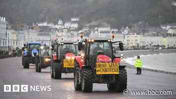 Farmers protest as Starmer defends Budget