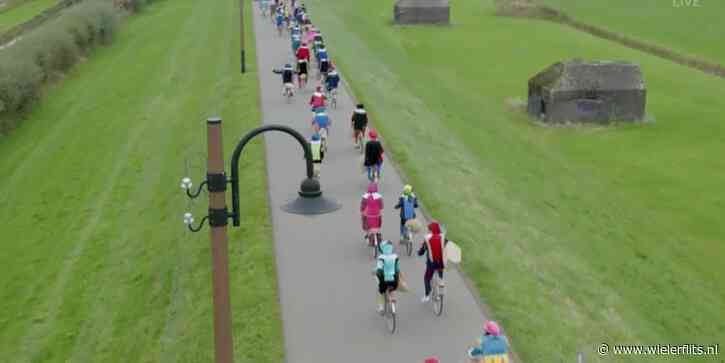 Tour de France met Sinterklaas! Pieten rijden wielerkoers op weg naar nationale intocht in Vianen