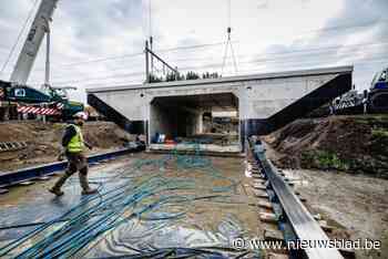 Tunnel van 250 ton wordt via ‘glijbaan’ op de juiste plaats gelegd: “Dit is een genadeloze race tegen de klok”