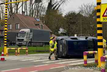 Brandweer bevrijdt persoon uit auto na ongeval: “Voertuig week af van de baan”