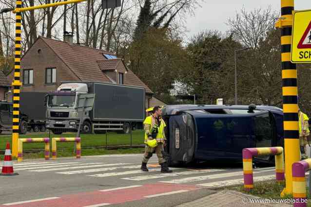 Brandweer bevrijdt gewonde uit auto na ongeval: “Voertuig week af van zijn rijvak”