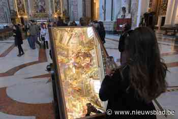 “Ik ben hier alleen voor de selfie”: kerk in Rome overspoeld met mensen die de perfecte foto willen