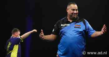 ‘Onverslaanbare’ Luke Littler schakelt Jermaine Wattimena uit met recorduitslag op Grand Slam of Darts