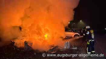 Feuerwehreinsatz in Augsburg: Wohnwagen brennt lichterloh