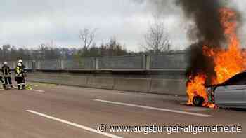 Auto gerät auf der A8 in Brand