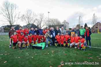 Nieuw kunstgrasveld Ten Rozen feestelijk ingehuldigd met rugbymatch: “Ook provinciaal voetbal mogelijk”