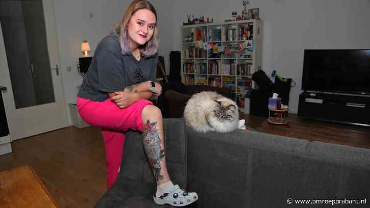 Isa (25): 'Mijn tattoos zijn bloemetjes om de boel wat op te fleuren'