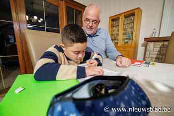 Vrijwilligers SAM-project helpen kinderen met lezen en huiswerk maken: “Ook als ouders leren we veel bij”