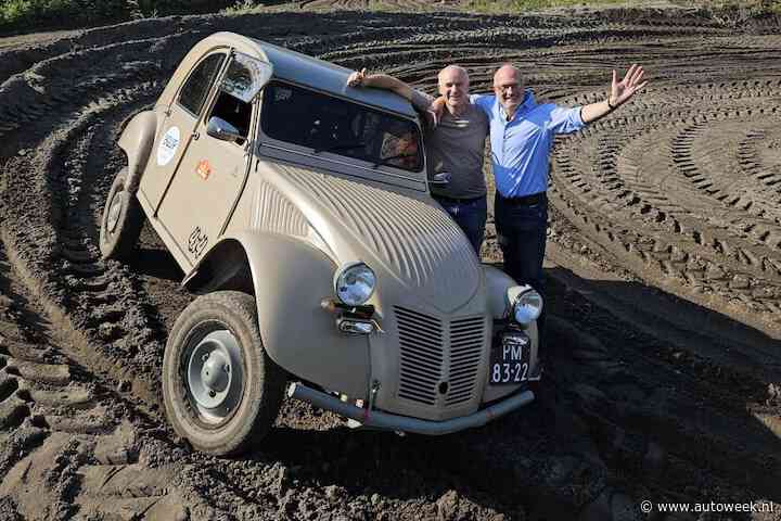 Dappere Nederlanders stuiven met zeldzame Citroën 2CV door Dakar-zand