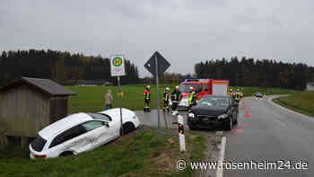 Audi schleudert nach Unfall im Kreis Landshut in Straßengraben