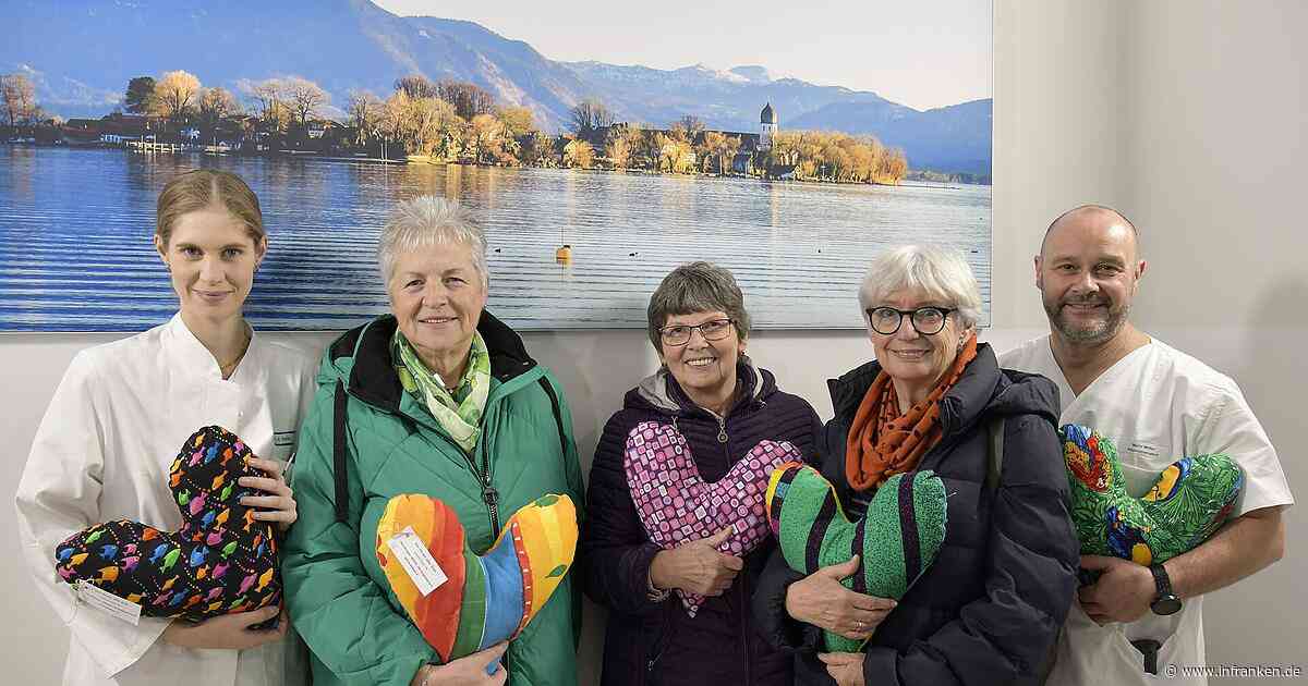 Erlangen: Ehrenamtliche Näherinnen spenden Herzkissen an Frauenklinik