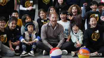 Prince Harry plays volleyball with Vancouver schoolchildren after appearance at Grey Cup