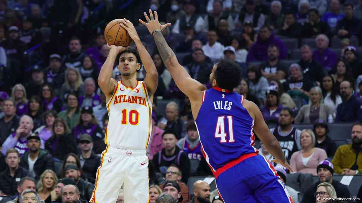 Last-second defense assures Hawks' win over Kings