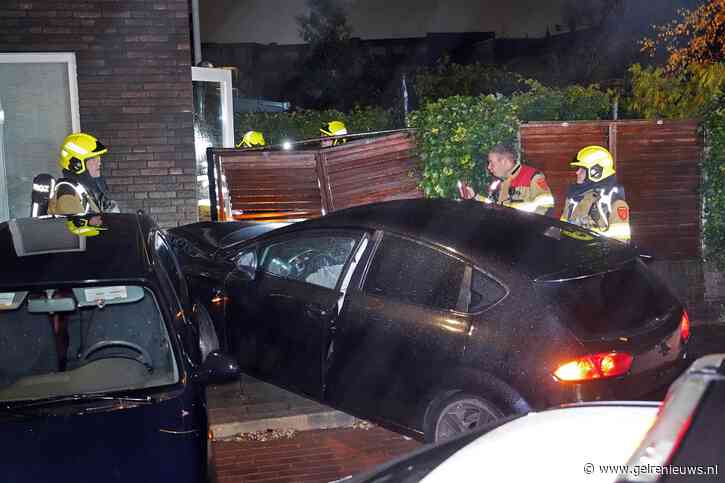 Politie-achtervolging eindigt met crash tegen woning