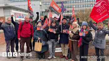 University staff protest against pay rise delay