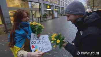 Oekraïense Yana deelt bloemen uit in Den Haag: 'Om Nederlanders te bedanken'